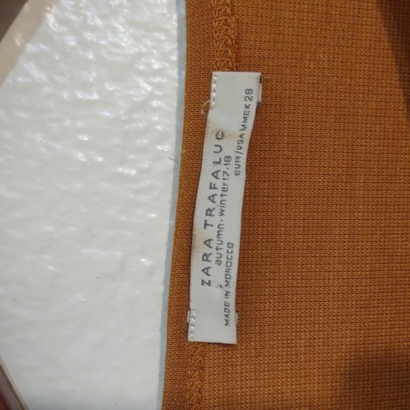 USED ZARA MUSTARD COLOR MID LENGTH SLEEVE -WINTER 2017-2018 - Picture 2 of 8